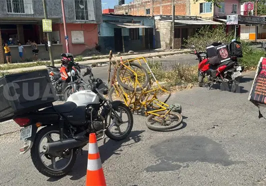 Encontronazo entre moto y triciclo deja un herido Encontronazo entre moto y triciclo deja un herido
