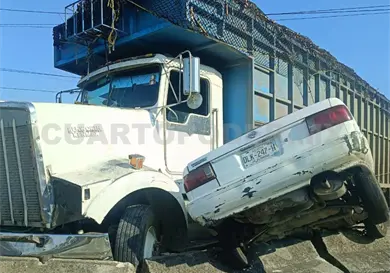 Torton y auto destruyen barra de contención Torton y auto destruyen barra de contención