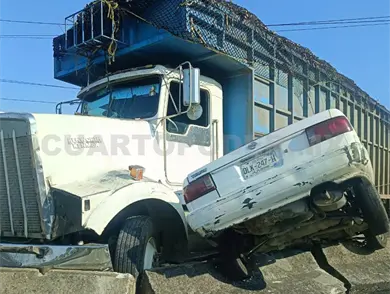 Torton y auto destruyen barra de contenci&oacute;n