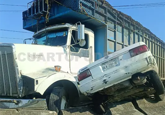 Torton y auto destruyen barra de contención Torton y auto destruyen barra de contención