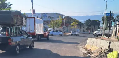 Vecinos exigen retiro de topes irregulares Vecinos exigen retiro de topes irregulares