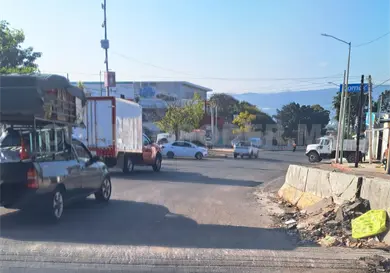 Vecinos exigen retiro de topes irregulares Vecinos exigen retiro de topes irregulares