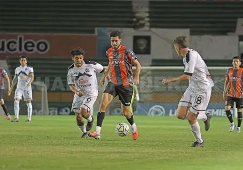 Jaguares y Montañeses firman empate de alarido Jaguares y Montañeses firman empate de alarido