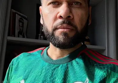 Dani Alves presume foto con playera del Tricolor