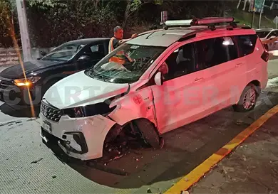 Causa percance múltiple y se estrella en jardinera Causa percance múltiple y se estrella en jardinera