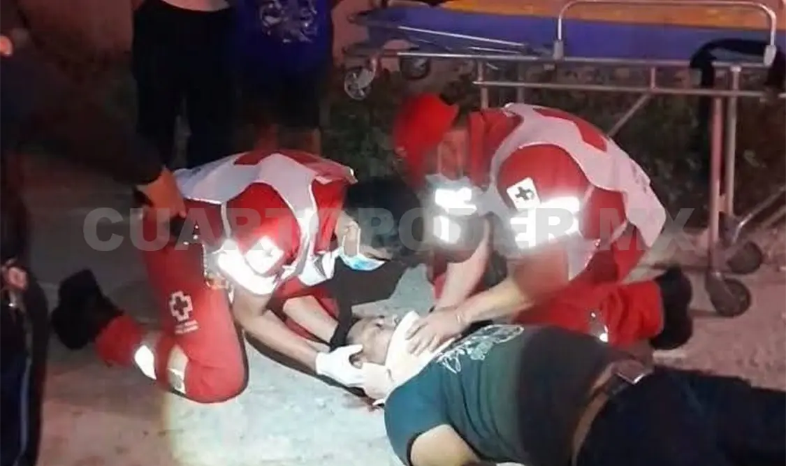 Personal de la Cruz Roja brindó los primeros auxilios al malherido sujeto. Cortesía
