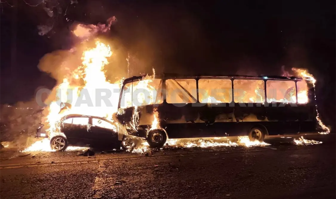 Ambas unidades se incendiaron por el fuerte impacto, generando una intensa movilización de cuerpos de emergencia. Agencias