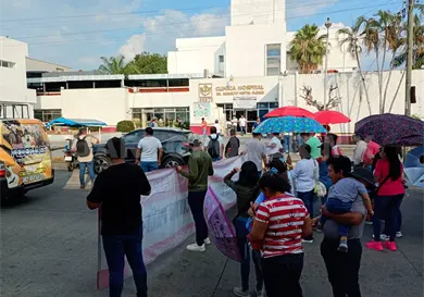 Protestan maestros por servicio del Issste Protestan maestros por servicio del Issste