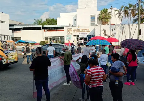 Protestan maestros por servicio del Issste