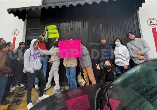 Egresados de Medicina toman la Universidad Benito Juárez Egresados de Medicina toman la Universidad Benito Juárez
