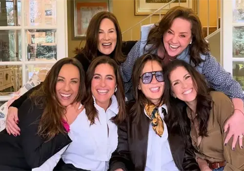 Andrade se reúne con excompañeras Andrade se reúne con excompañeras