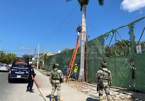 Agentes retiran varias cámaras Agentes retiran varias cámaras