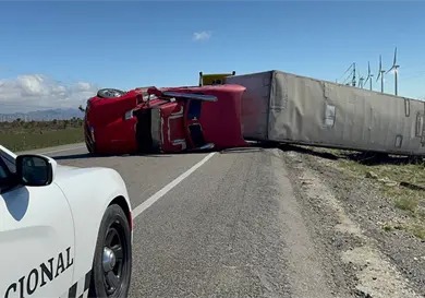 Frente frío 30 deja tráileres volcados Frente frío 30 deja tráileres volcados