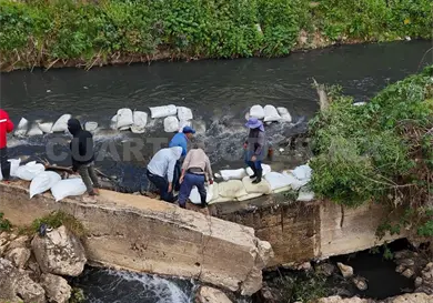 Inician desazolve y limpieza en sumidero Inician desazolve y limpieza en sumidero