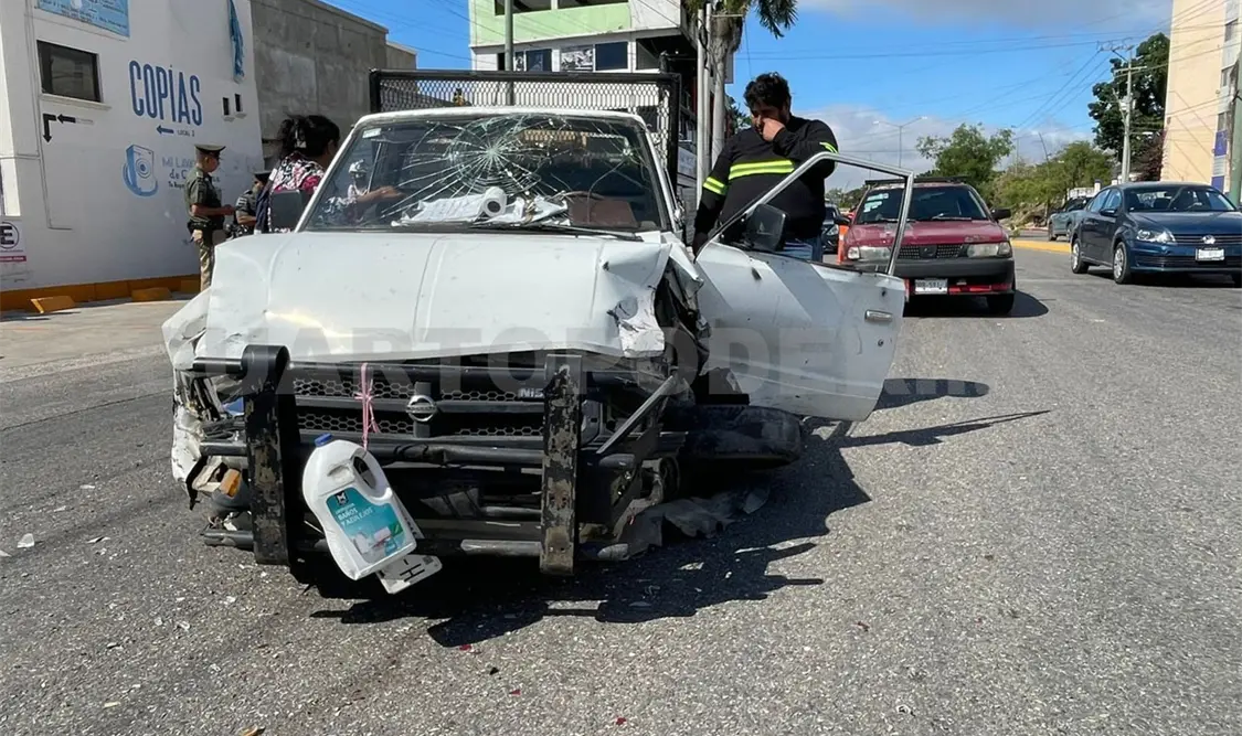 La pick up chocó por alcance a una de las unidades y esto causó la reacción en cadena. Ulises Villalobos / CP