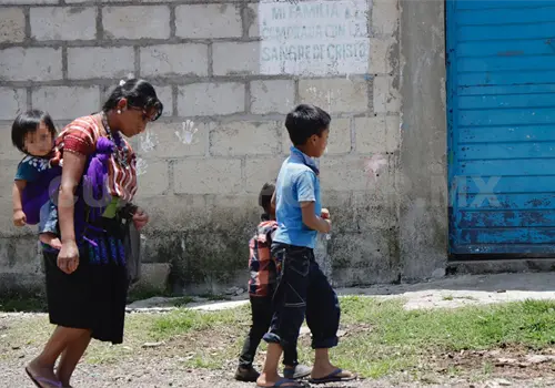 Decenas de familias son desplazadas Decenas de familias son desplazadas