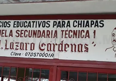 Hacen largas filas por fichas para examen de admisión Hacen largas filas por fichas para examen de admisión