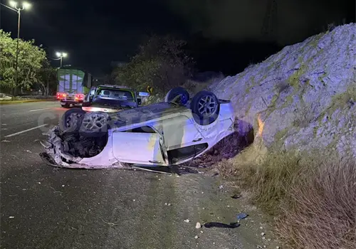Vuelca un veloz automovilista en el libramiento Norte Vuelca un veloz automovilista en el libramiento Norte
