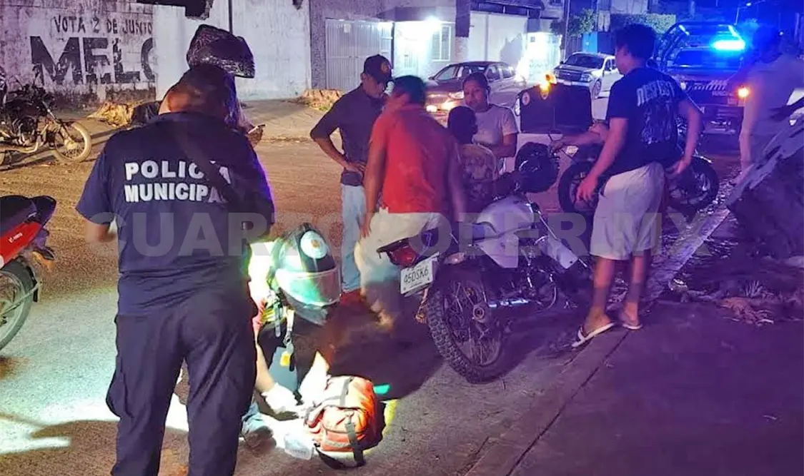 Un motociclista terminó en el suelo al ser impactado por una camioneta. Víctor Sánchez / CP