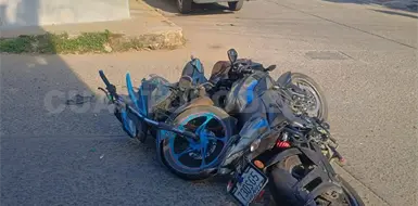 Abandonan motocicletas que chocaron en el centro Abandonan motocicletas que chocaron en el centro