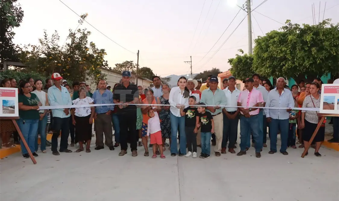 Entrega Valeria Rosales calles pavimentadas