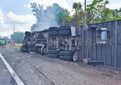 Tráiler vuelca en la Curva del Diablo Tráiler vuelca en la Curva del Diablo