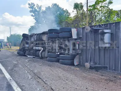 Tráiler vuelca en la Curva del Diablo Tráiler vuelca en la Curva del Diablo