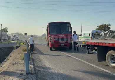 Choque en libramiento Sur deja cuantiosos daños Choque en libramiento Sur deja cuantiosos daños