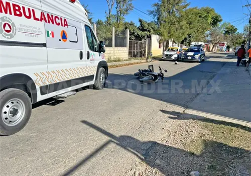 Motociclista lesionado al colisionar contra taxi Motociclista lesionado al colisionar contra taxi