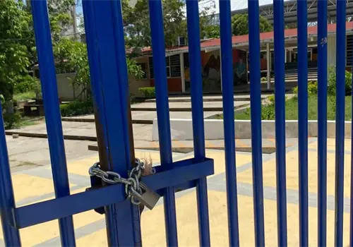 Maestros protestan por robos y cobro de piso Maestros protestan por robos y cobro de piso