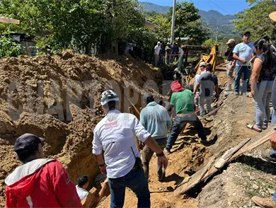 Derrumbe sepulta a dos trabajadores en obra