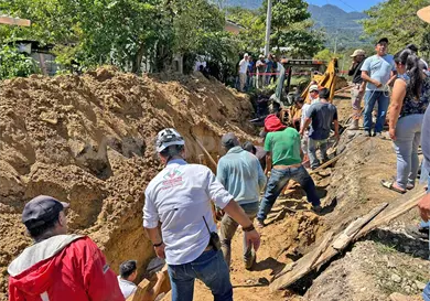 Derrumbe sepulta a dos trabajadores Derrumbe sepulta a dos trabajadores