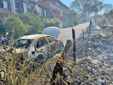Arde pastizal y alcanza un auto estacionado Arde pastizal y alcanza un auto estacionado