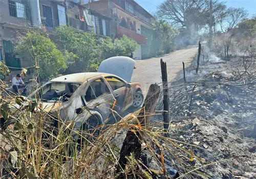 Arde pastizal y alcanza un auto estacionado Arde pastizal y alcanza un auto estacionado