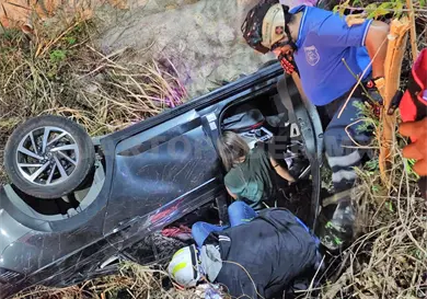 Vuelca y cae en el fondo de un canal Vuelca y cae en el fondo de un canal