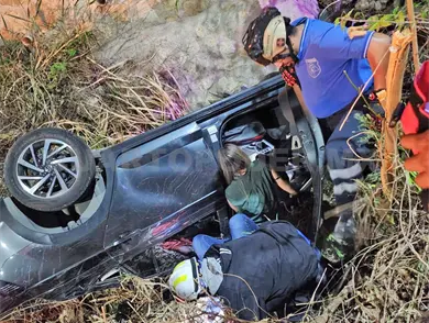 Vuelca y cae en el fondo de un canal Vuelca y cae en el fondo de un canal