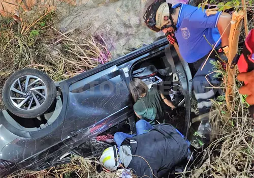Vuelca y cae en el fondo de un canal Vuelca y cae en el fondo de un canal