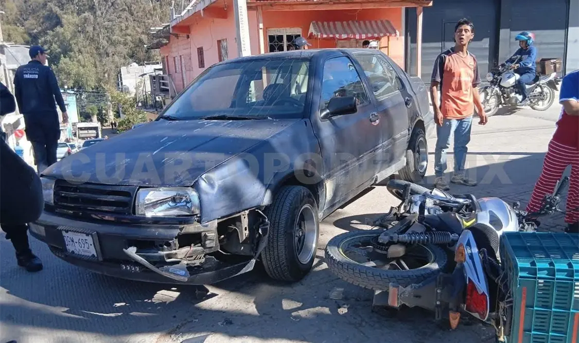 El choque entre un sedán y una motocicleta se dio sobre la 2.ª avenida Norte, al parecer por invasión del carril contrario. Cortesía