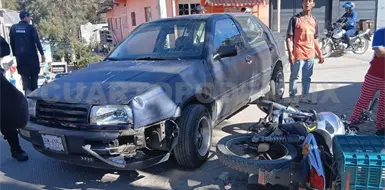Violenta colisión deja a motorista lesionado Violenta colisión deja a motorista lesionado