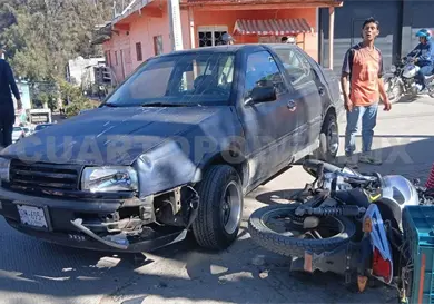 Violenta colisión deja a motorista lesionado Violenta colisión deja a motorista lesionado