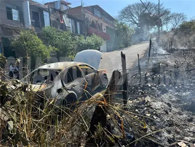 Arde pastizal y alcanza un auto estacionado