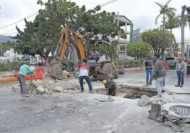 Arrancan trabajos para reparar socavón Arrancan trabajos para reparar socavón