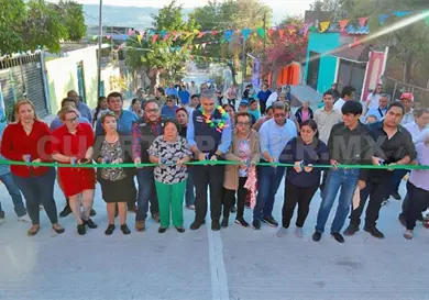 Inaugura m&aacute;s de 430 metros de pavimentaci&oacute;n