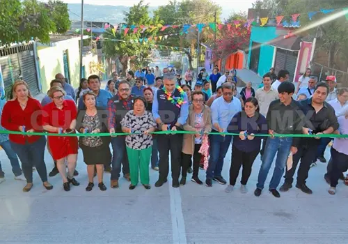 Inaugura m&aacute;s de 430 metros de pavimentaci&oacute;n