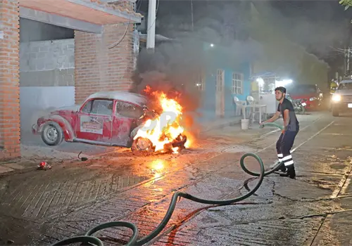 Vocho se incendia de la zona del motor y casi se calcina Vocho se incendia de la zona del motor y casi se calcina
