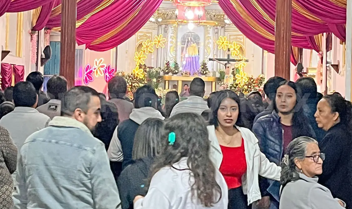 Durante el d&iacute;a los feligreses forman una larga fila para tocar y besar su vestidura, y de esta manera conseguir un milagro. Manuel Mart&iacute;nez / CP