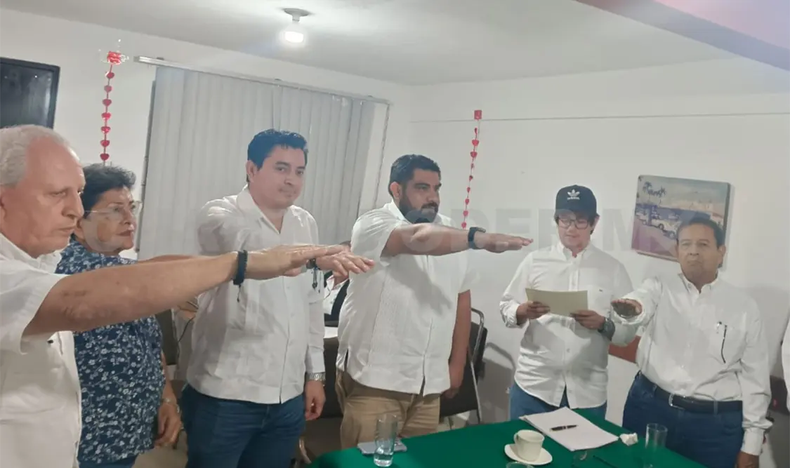 Gerardo Castillo, representante del Comsep, fue el encargado de tomarles protesta a los nuevos directivos. Ramón García / CP