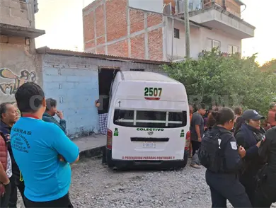 Se incrusta colectivo contra una vivienda Se incrusta colectivo contra una vivienda