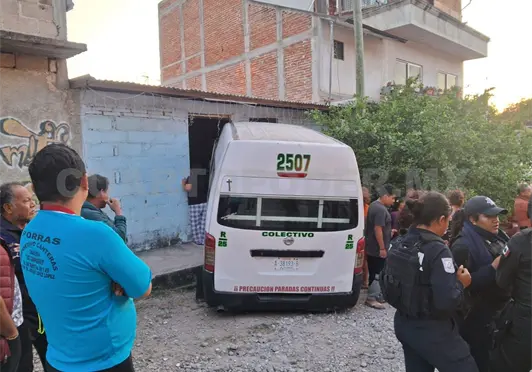 Se incrusta colectivo contra una vivienda Se incrusta colectivo contra una vivienda