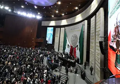 Entre reclamos, conmemoran la Constituci&oacute;n